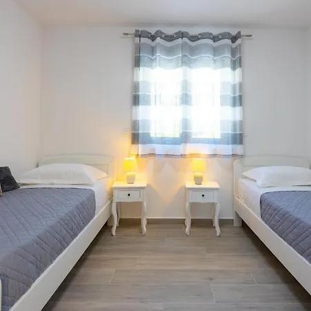 Jasa Deluxe ماكارسكا