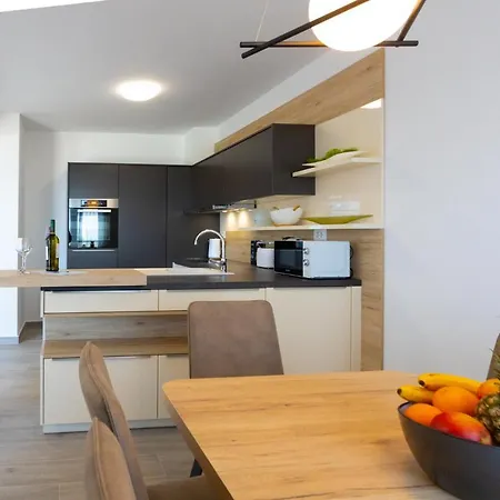 Jasa Deluxe Makarska